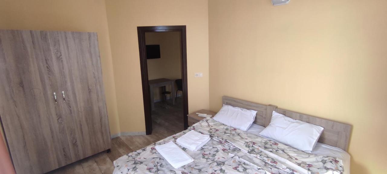 Femily Hotel In Batumi Mareti Str 2 Exteriör bild