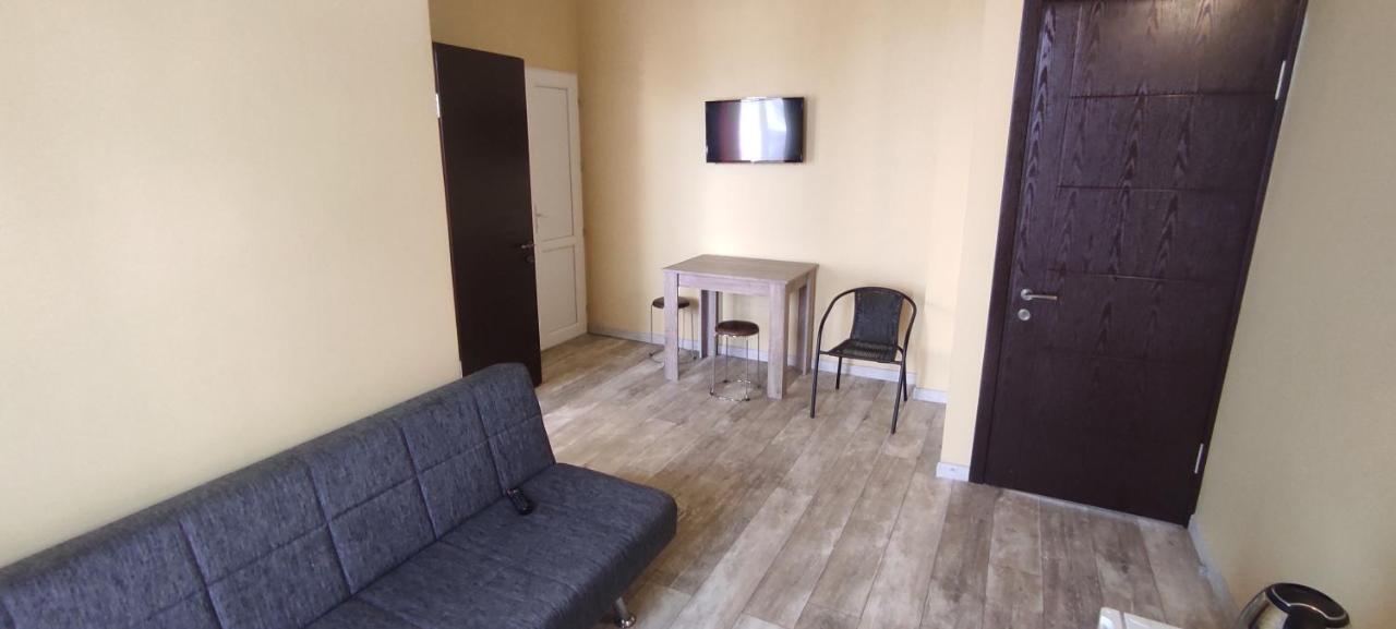 Femily Hotel In Batumi Mareti Str 2 Exteriör bild