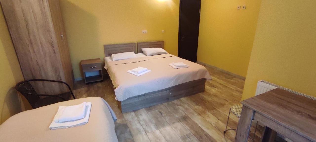 Femily Hotel In Batumi Mareti Str 2 Exteriör bild
