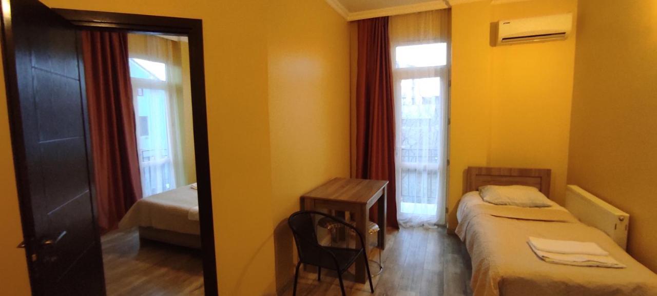 Femily Hotel In Batumi Mareti Str 2 Exteriör bild