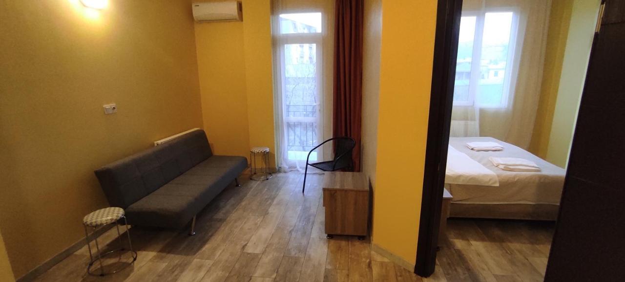 Femily Hotel In Batumi Mareti Str 2 Exteriör bild