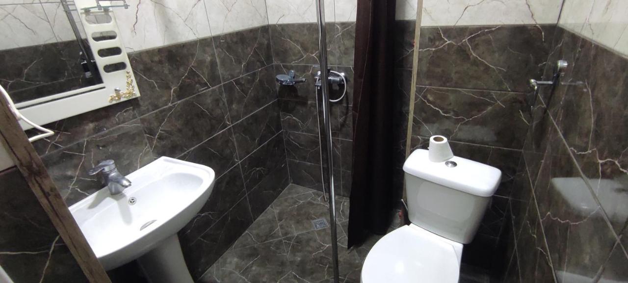 Femily Hotel In Batumi Mareti Str 2 Exteriör bild
