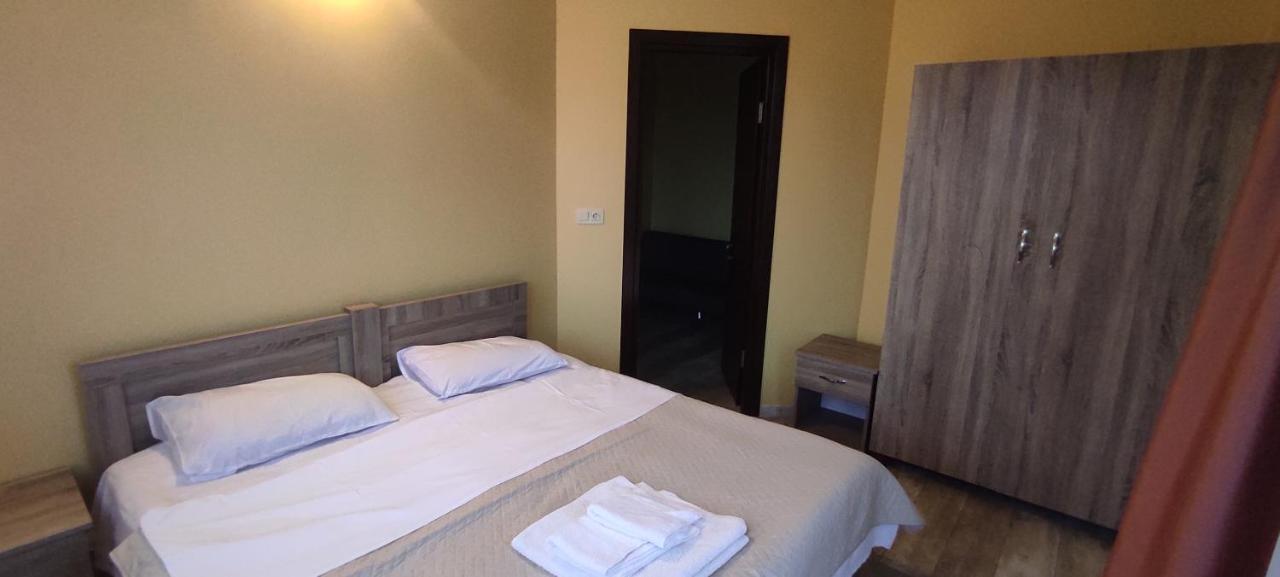 Femily Hotel In Batumi Mareti Str 2 Exteriör bild