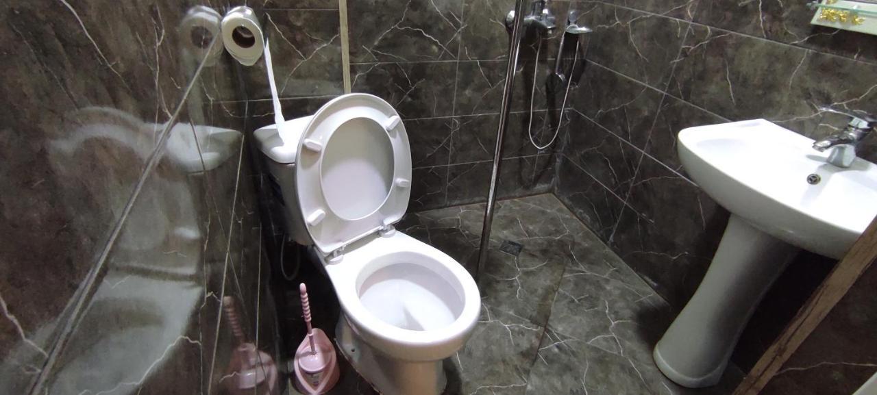 Femily Hotel In Batumi Mareti Str 2 Exteriör bild