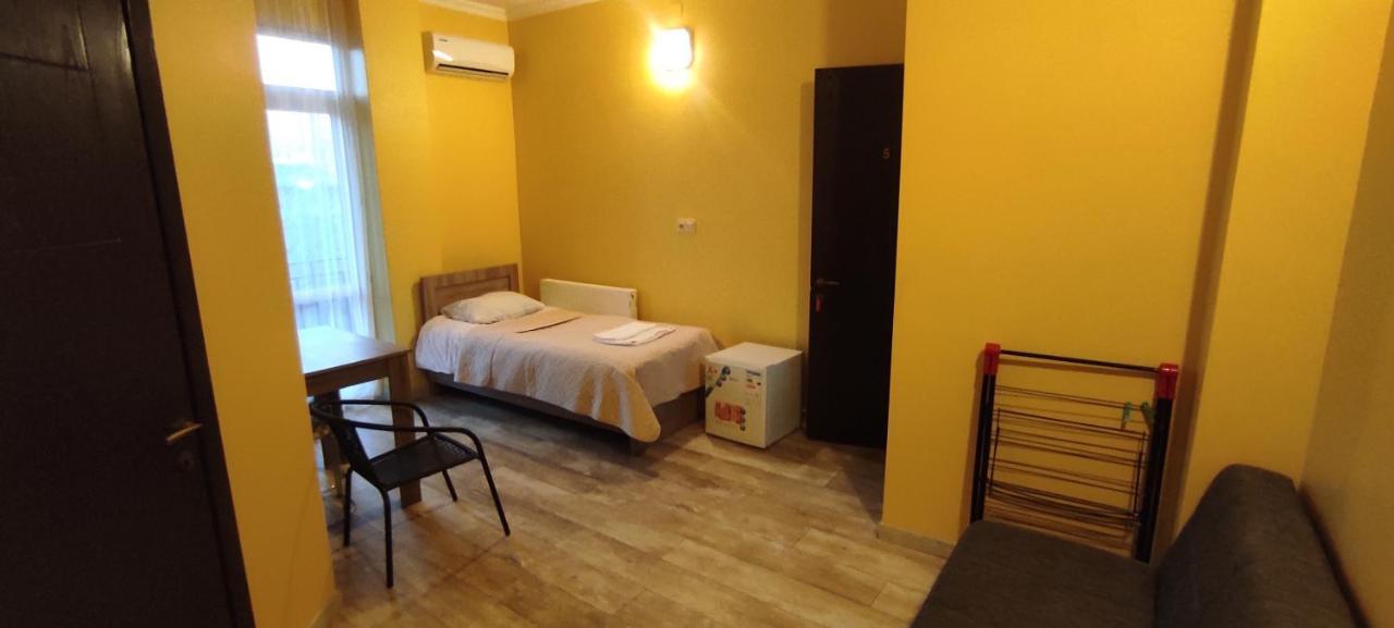 Femily Hotel In Batumi Mareti Str 2 Exteriör bild