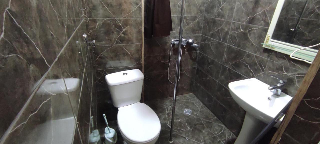 Femily Hotel In Batumi Mareti Str 2 Exteriör bild