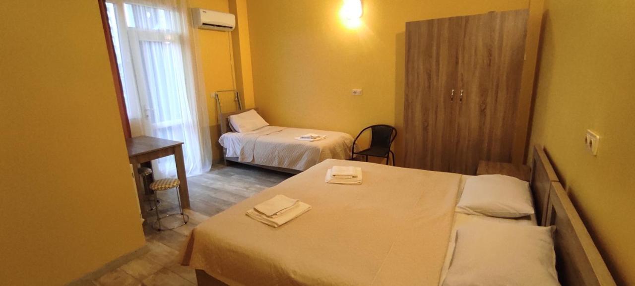 Femily Hotel In Batumi Mareti Str 2 Exteriör bild