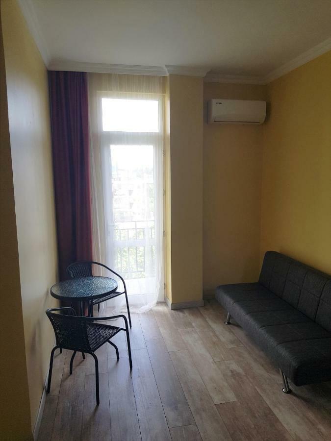 Femily Hotel In Batumi Mareti Str 2 Exteriör bild