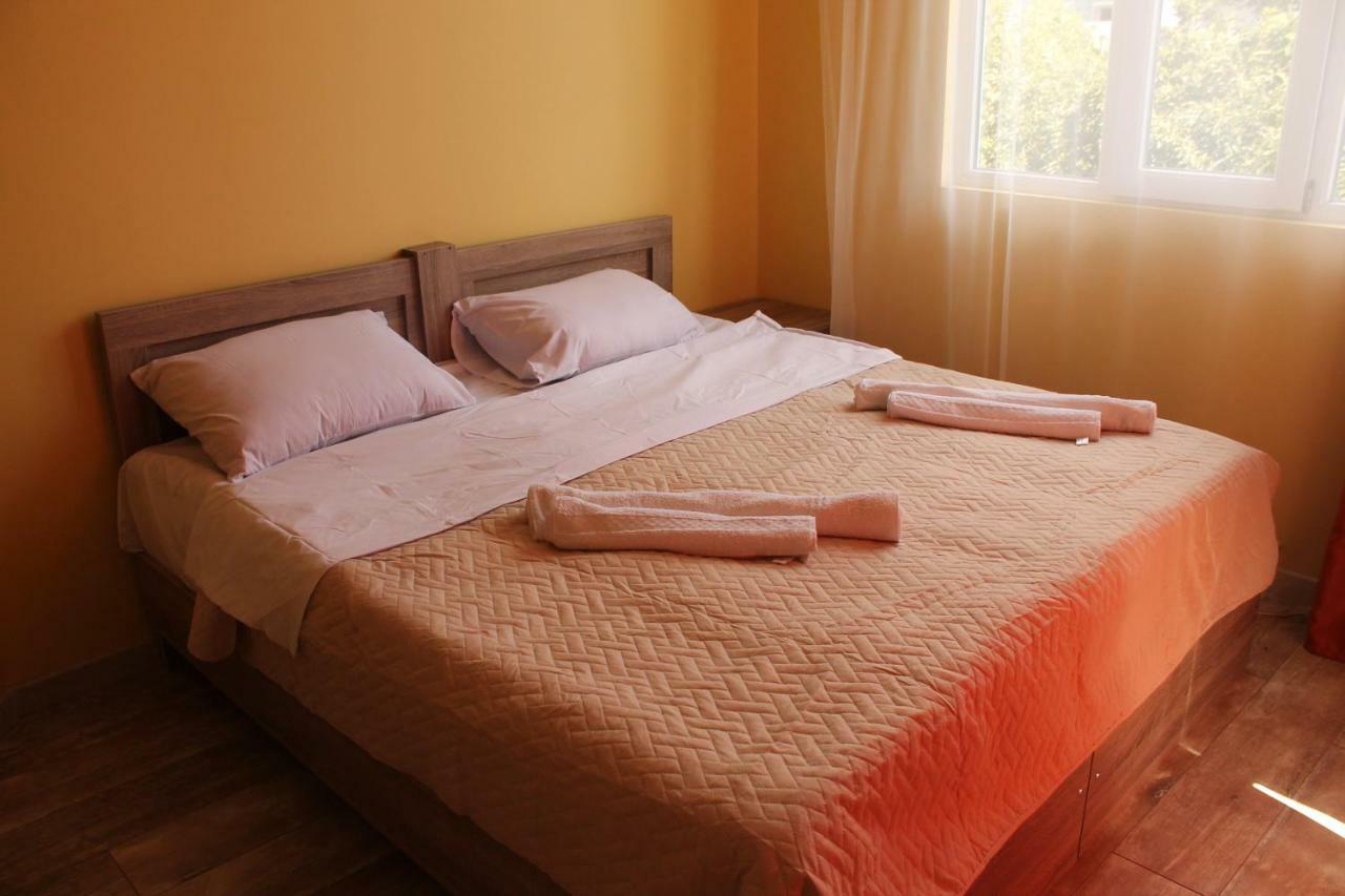 Femily Hotel In Batumi Mareti Str 2 Exteriör bild
