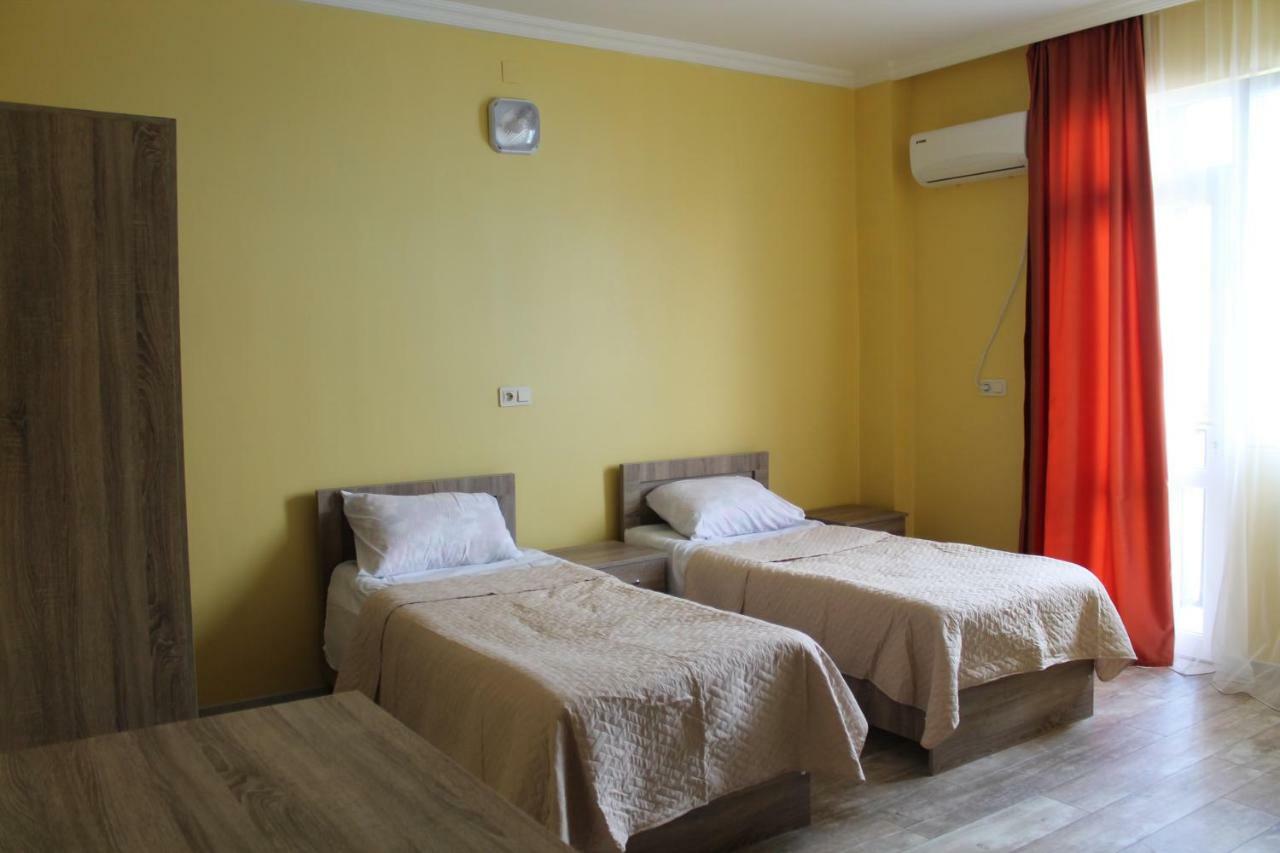 Femily Hotel In Batumi Mareti Str 2 Exteriör bild