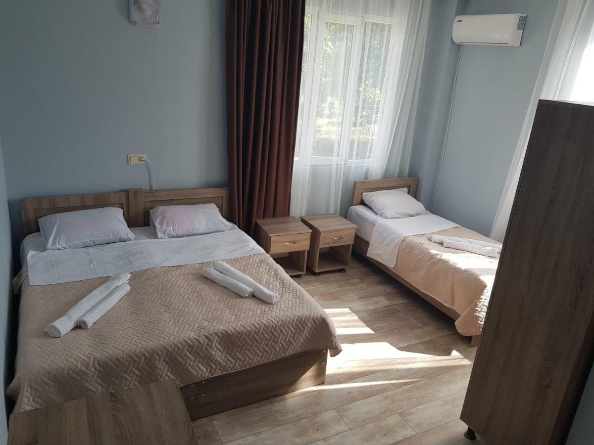 Femily Hotel In Batumi Mareti Str 2 Exteriör bild