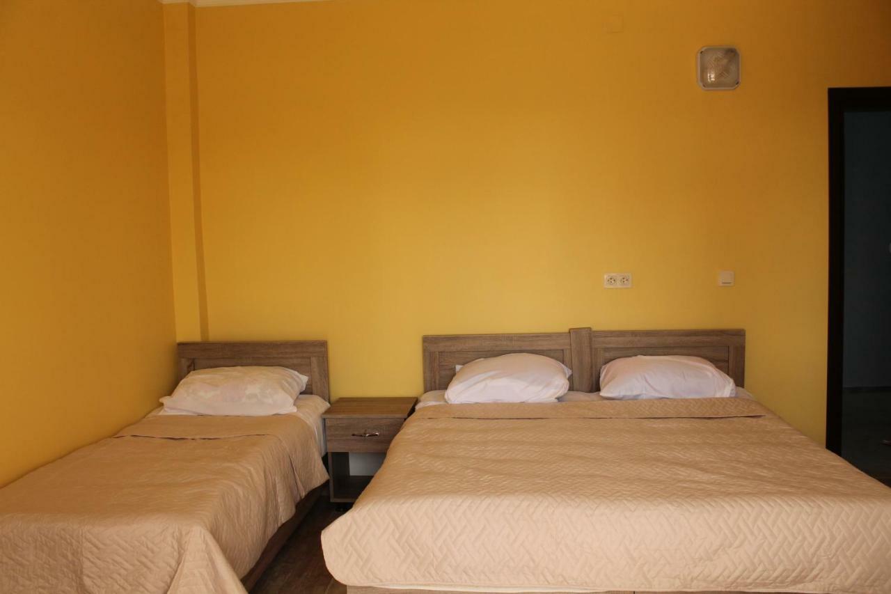 Femily Hotel In Batumi Mareti Str 2 Exteriör bild