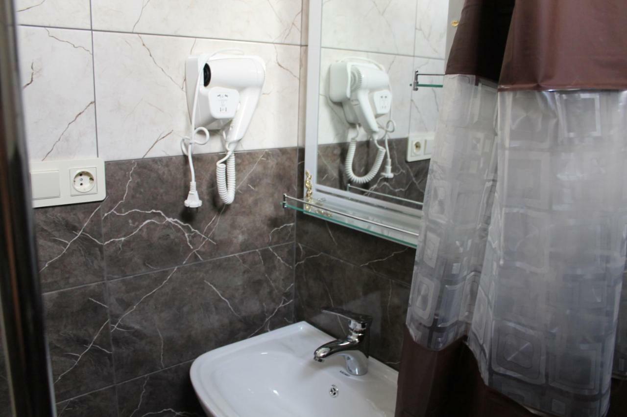 Femily Hotel In Batumi Mareti Str 2 Exteriör bild